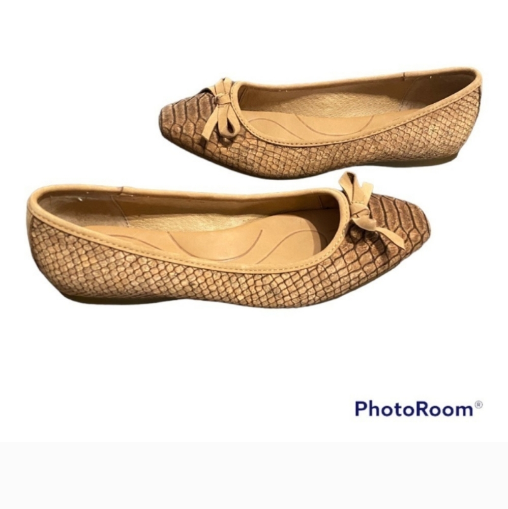 Born | Women’s Tan snake skin loafers | Size 6